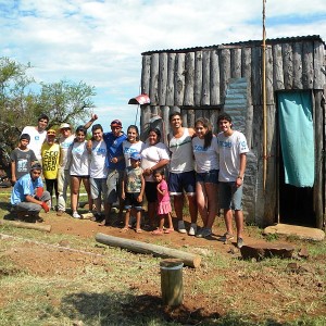 Voluntarios y familias artiguenses trabajan en conjunto en la construcción de viviendas de emergencia